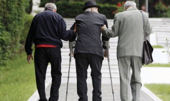 ZAKON O PIO: Radnicima u realnom sektoru novi zakon u starosti garantira jedino ekstremno siromaštvo ZAKON O PIO: Radnicima u realnom sektoru novi zakon u starosti garantira jedino ekstremno siromaštvo