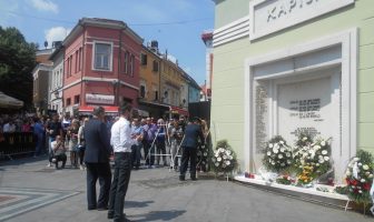 GODIŠNJICA MASAKRA NA TUZLANSKOJ KAPIJI: Sjećanje na ubijenu mladost GODIŠNJICA MASAKRA NA TUZLANSKOJ KAPIJI: Sjećanje na ubijenu mladost
