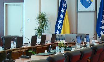 Kokošarenje u institucijama: Prave nove vizitke i za odlazeće funkcionere