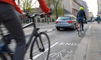 Putuj Evropo… Nekima besplatan javni prevoz, jeftinija registracija auta, a nekima talovi sa naftom, akcizama i tenderima Putuj Evropo... Nekima besplatan javni prijevoz, jeftinija registracija auta, a nekima talovi sa naftom, akcizama i tenderima