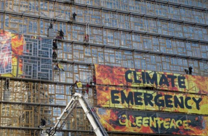 Evropski lideri u Briselu razgovaraju o neutralizaciji ugljika: aktivisti Greenpeacea „okupirali“ sjedište EU