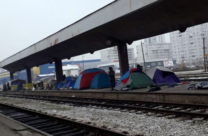 Tuzla (FOTO): Uprkos hladnoći migranti borave na otvorenom