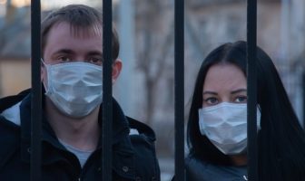 Oboljeli i ljudi s kojima su bili u kontaktu, stigmatizirani su, nezaštićeni i pod pritiskom sredine Oboljeli i ljudi s kojima su bili u kontaktu, stigmatizirani su, nezaštićeni i pod pritiskom sredine