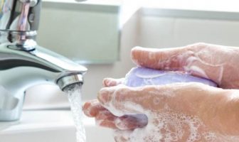 Zaštita od zaraze virusom Kovid – 19 (koronavirus): Bez panike i slijediti upute zvaničnih izvora informacija Zaštita od zaraze virusom Kovid - 19 (koronavirus): Bez panike i slijediti upute zvaničnih izvora informacija