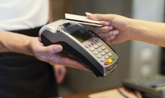 Zakonskom izmjenom u unutrašnjem platnom prometu FBiH stimulira se kartično plaćanje: cjenovnik naknada diktira zakon a ne banke Zakonskom izmjenom u unutrašnjem platnom prometu FBiH stimulira se kartično plaćanje: cjenovnik naknada diktira zakon a ne banke