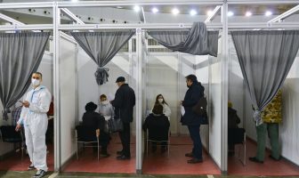Imunizacija u praksi: Sa 74-godišnjakinjom iz Srbije, medicinari prije vakcinacije detaljno analizirali njeno zdravstveno stanje Imunizacija u praksi: Sa 74-godišnjakinjom iz Srbije, medicinari prije vakcinacije detaljno analizirali njeno zdravstveno stanje
