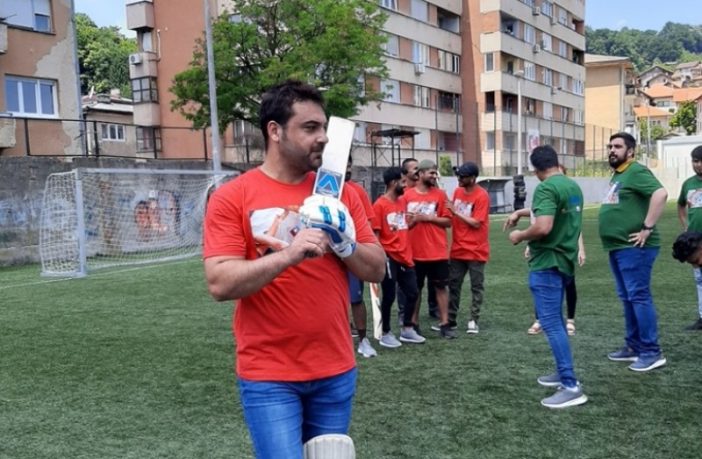 Migranti igrali kriket na tuzlanskom stadionu Tušanj i izložili svoje kreativne radove