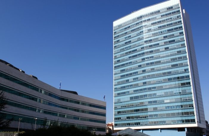 Naši napredni parlamentarci prelaze na nove računare s interaktivnim monitorima na dodir