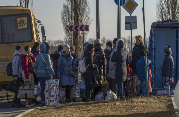 Grandi: Broj izbjeglica koje bježe iz Ukrajine nadmašit će dva miliona u naredna dva dana