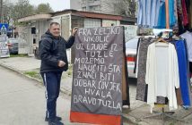 Tuzlak Amir Mehinović oglasnu tablu ispred radnje pretvorio u medij