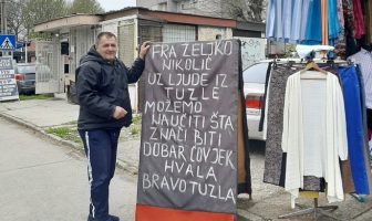 Tuzlak Amir Mehinović oglasnu tablu ispred radnje pretvorio u medij