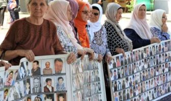 Mirno okupljanje majki Srebrenice na Trgu slobode u Tuzli