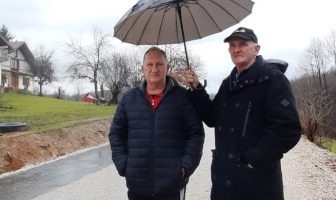 Komšije Srbi i Bošnjaci iz Gojčina kod Kalesije zajedničkom akcijom napravili cestu po svojoj mjeri