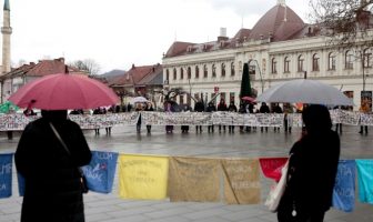 Majke Srebrenice pozivaju Schmidta da pojasni svoje izjave